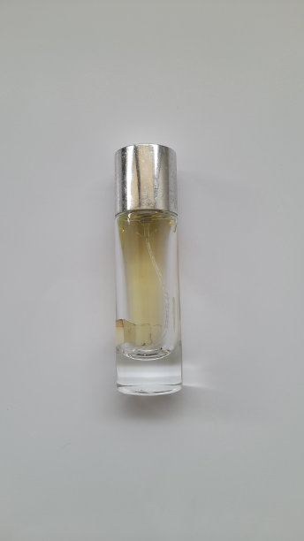 在白色背景上重新填充香水瓶顶部视图。图片下载