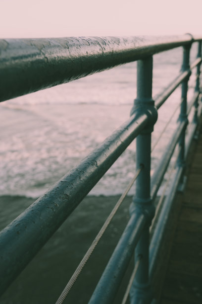 通过金属栏杆垂直拍摄海滩的美丽景色图片下载