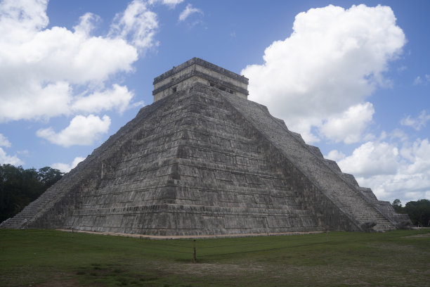 墨西哥尤卡坦半岛奇琴伊察的库库尔坎大金字塔图片下载