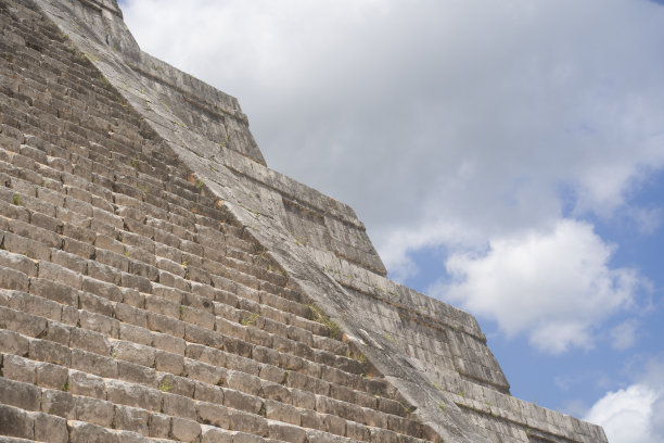 墨西哥尤卡坦半岛奇琴伊察的库库尔坎大金字塔图片下载