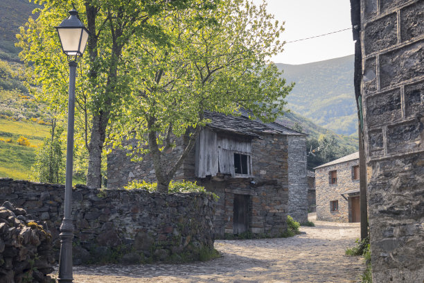西班牙安卡雷斯地区Balouta村的街道。图片下载
