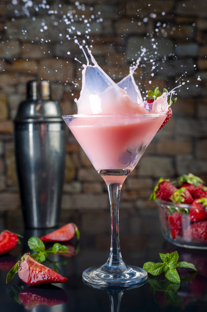 用摇晃的瓶子和成熟的草莓泼牛奶鸡尾酒图片下载