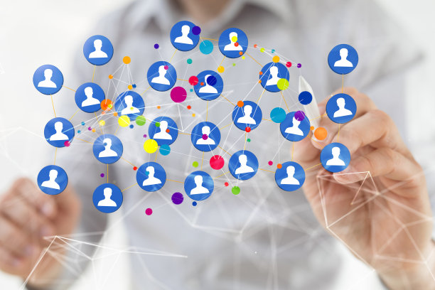 特写的男人的手指向一组蓝色的个人资料图标。图片下载