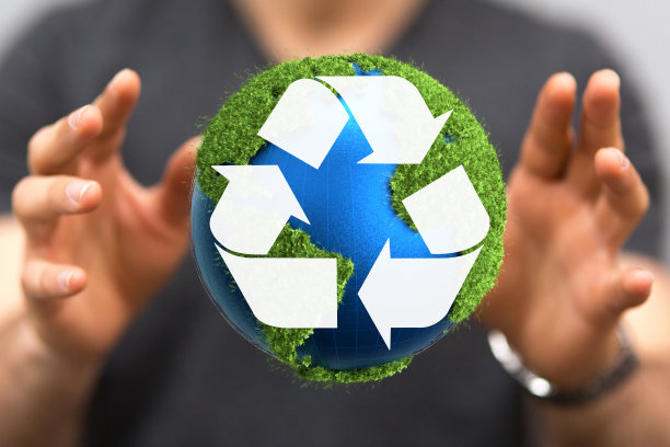 这名男子的手的特写与回收图标的星球3d渲染。图片下载