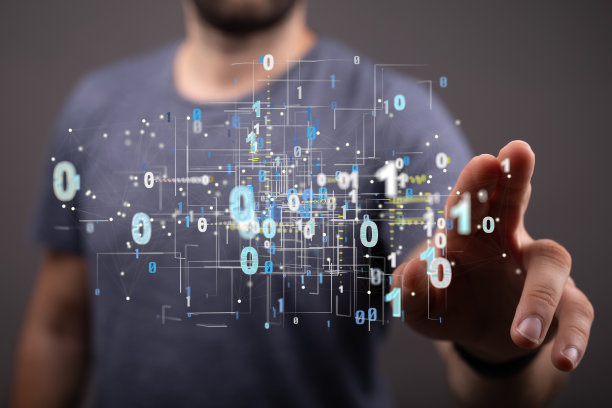 近距离的手触摸虚拟模型的网络与二进制数字。数据的概念。图片下载