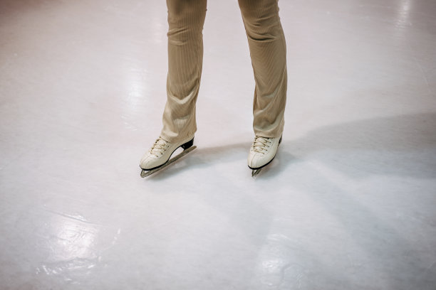 滑冰场上穿着冰鞋的女人的腿图片下载