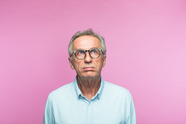 困惑的退休老人抬头图片下载