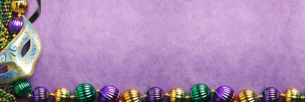 狂欢节面具和紫色背景上的大珠子图片下载