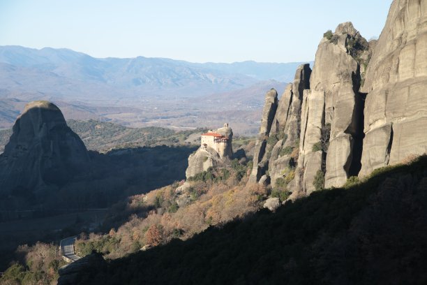 希腊卡拉帕卡城岩石上的梅托拉修道院教堂图片下载