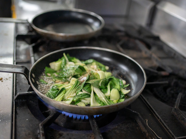 平底锅里的绿色蔬菜图片下载