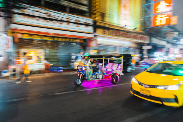 曼谷唐人街夜间的交通状况图片下载