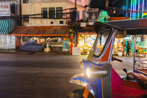 曼谷唐人街夜间的交通状况图片下载