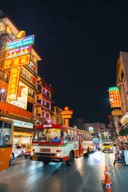 曼谷唐人街夜间的交通状况图片下载