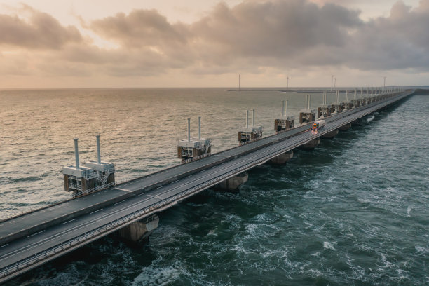 斯凯尔特东部风暴潮屏障视图。荷兰的Oosterscheldekering。图片下载