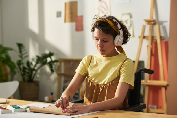 年轻的自雇女性与残疾绘画新的艺术品图片下载