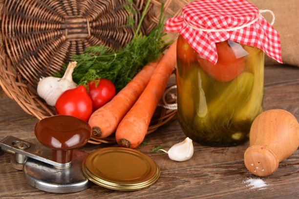 成熟的生蔬菜和一罐蔬菜罐头放在木桌上图片下载