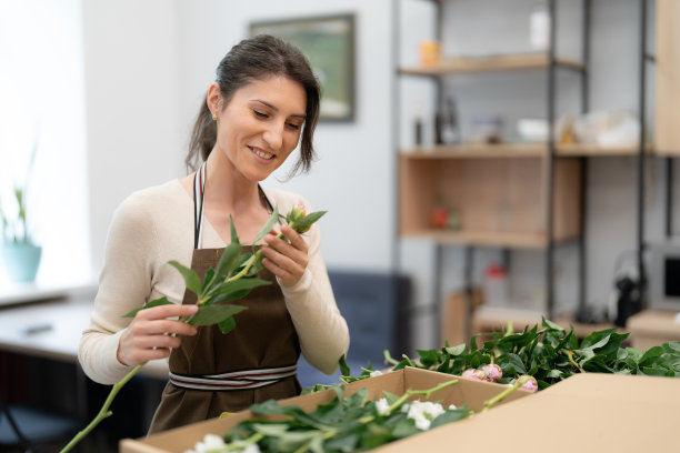 花匠在摆弄花图片下载