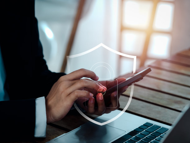 网络安全系统技术，网络设备安全，隐私数字数据保护概念。当商务人士使用智能手机时，安全盾牌和挂锁图标出现覆盖。图片下载