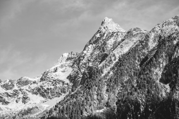 冬季奥地利美丽的灰色山地景观图片下载