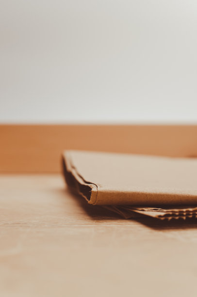 折叠的棕色纸在乡村木制背景与文字空间图片下载