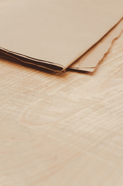 折叠的棕色纸在乡村木制背景与文字空间图片下载