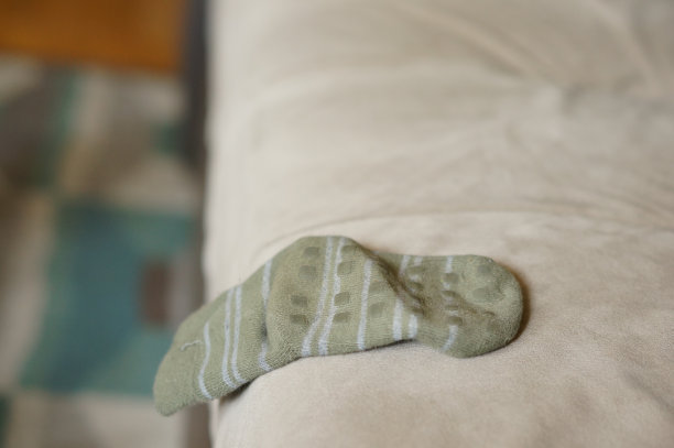 给孩子的绿色单袜放在床边图片下载