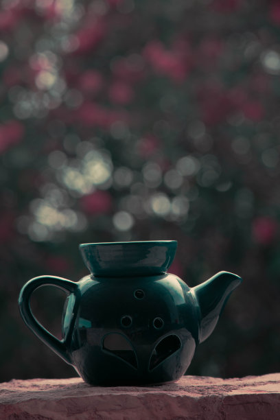 垂直拍摄的绿色陶瓷装饰茶壶图片下载