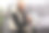 一位充满怀旧之情的老妇人看着相册或相册里的旧照片——家庭观念和人生价值以及晚年的孤独。图片下载