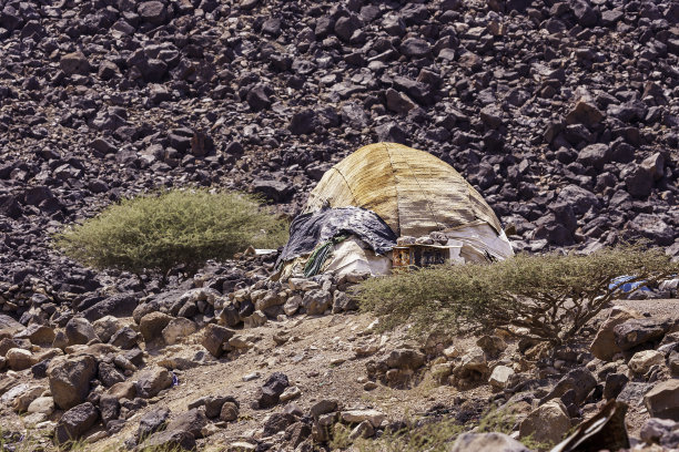 在盐湖附近被火山岩包围的游牧者庇护所的观点。图片下载