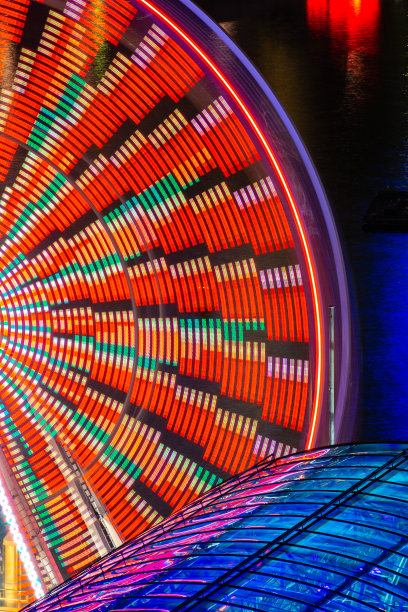 当相机长时间曝光时，摩天轮上令人难以置信的色彩和图案图片下载