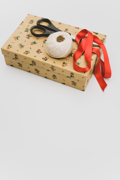装饰纸板盒与盖子装饰纱和剪刀在白色的背景图片下载
