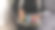 年长的女士看着相册里的旧照片，回忆起她的过去。图片下载