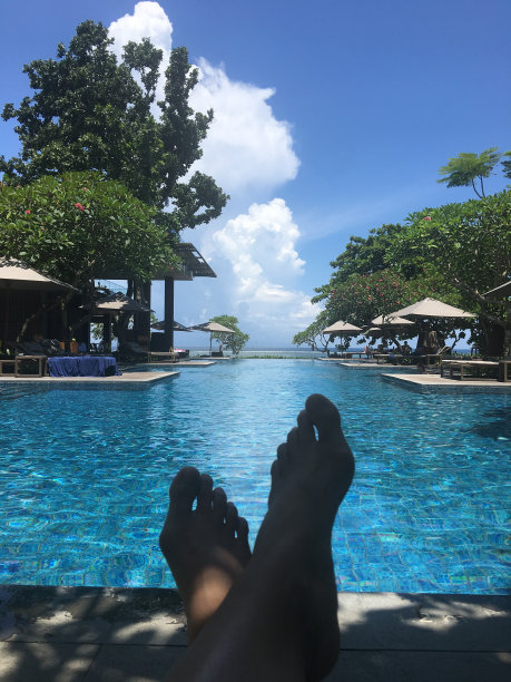 在泳池边放松图片下载