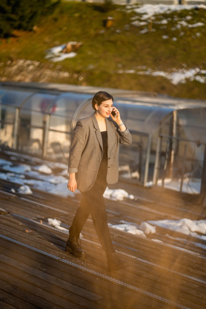 女商人使用手机在户外做决定的股票照片图片下载