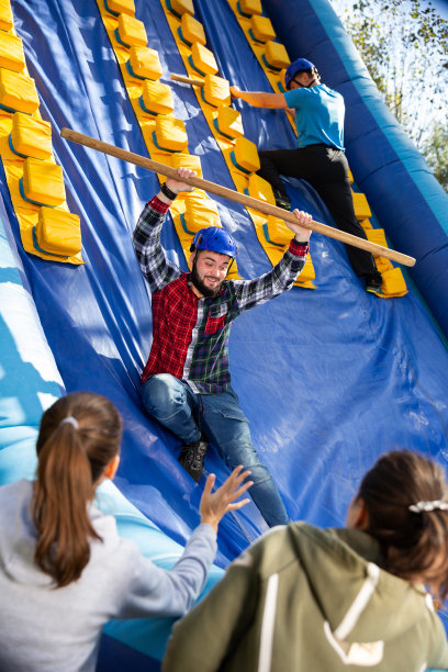 朋友们愉快地通过障碍赛图片下载
