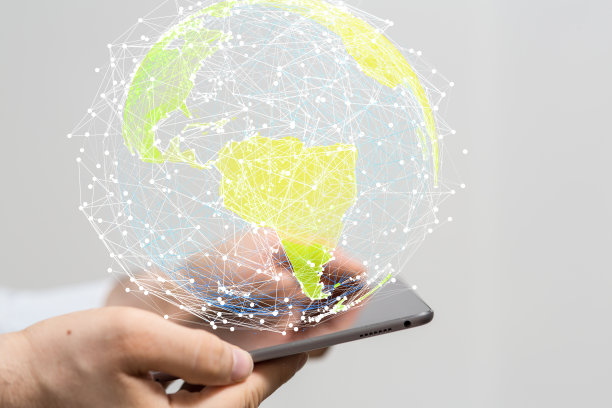 全球数字连接的3D渲染漂浮在一个男人的平板电脑上图片下载