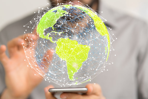 全球数字连接的3D渲染漂浮在一个男人的平板电脑上图片下载