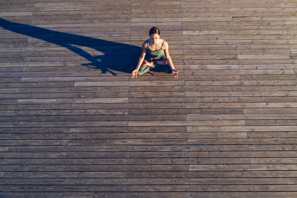 宁静的年轻女子在莲花位置冥想图片下载