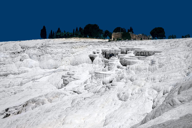 Pamukkale的天然石灰华池和露台。土耳其西南部的棉花城堡图片下载