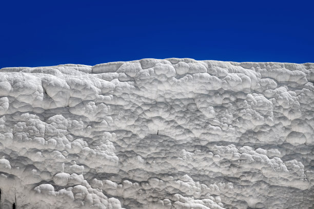 Pamukkale的天然石灰华池和露台。土耳其西南部的棉花城堡图片下载