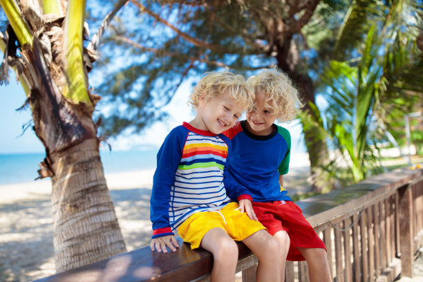 孩子们在热带海滩。孩子放暑假。图片下载