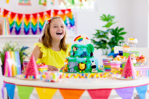 孩子生日聚会。孩子们在蛋糕上吹蜡烛。图片下载