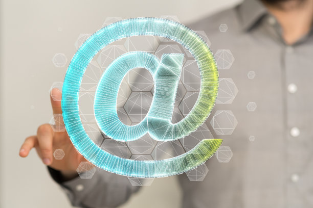 商人在发送电子邮件时敲击AT符号的全息图图片下载