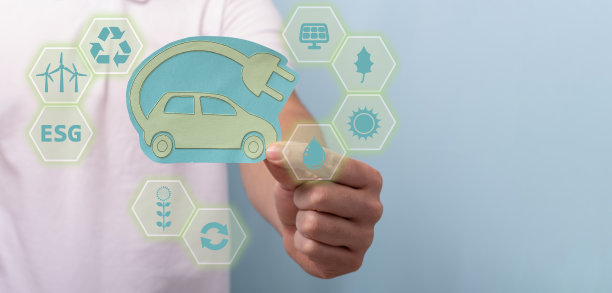 男子手持电动汽车充电系统标志图片下载