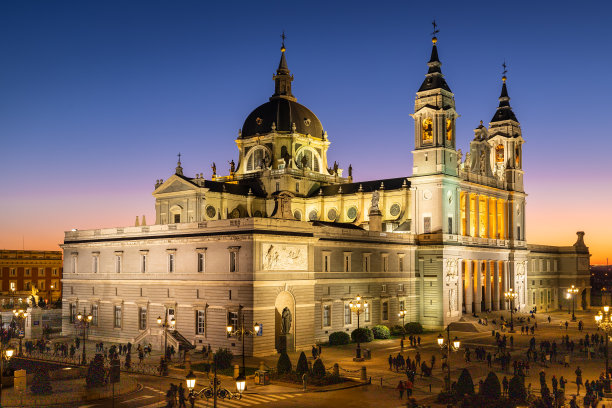 五彩缤纷的夕阳下的阿尔穆德纳大教堂，它是马德里最重要的天主教宗教建筑图片下载