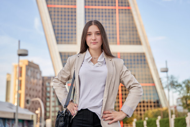 一个年轻的女商人的肖像。白种人，留着长发，穿着运动夹克。图片下载