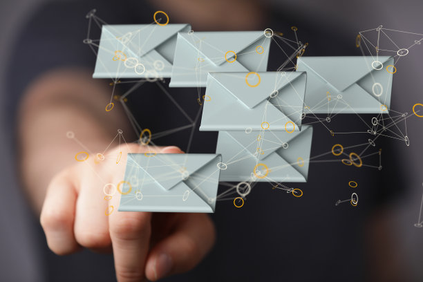 3D渲染飞行的电子邮件图标和一个人在背景图片下载