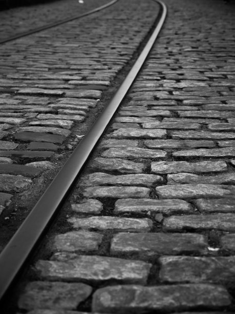 铁路的垂直灰度镜头图片下载