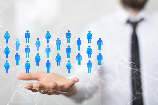 手持数字人物的手的特写。图片下载