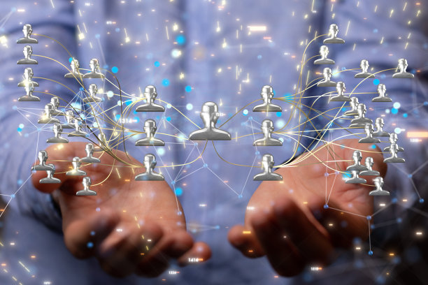 特写的男人的手，拿着一组银色头像。图片下载